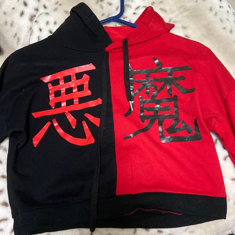 Black and red Japanese cropped hoodie - size s/m
